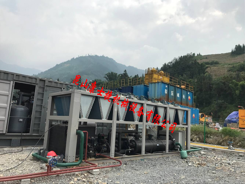 氣體用風冷螺桿防爆冷水機現(xiàn)場